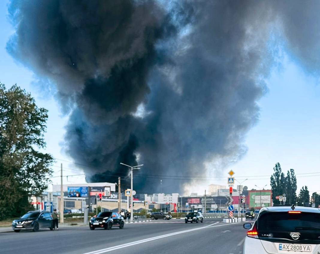 Rusya mağazayı füzeyle vurdu! Ölüler ve çok sayıda yaralı var - Resim: 12